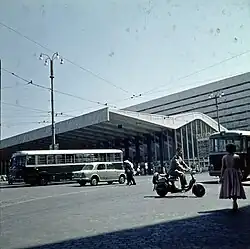 Het stationsgebouw uit 1950