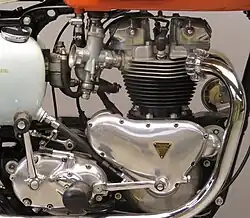 De rechterkant van het motorblok, met het distributiecarter en de losse (pre-unit)-versnellingsbak met kickstarter.