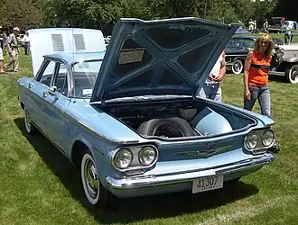 Geopende frunk in een Chevrolet Corvair uit 1960.
