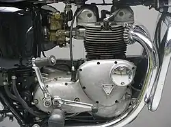 Het blok uit 1963, met het inspectieplaatje voor de stroomverdeler op het distributiecarter en de unit construction-versnellingsbak.