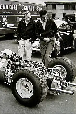 Nürburgring 1965: John Surtees met ingenieur Mauro Forghieri bij de Ferrari 1512