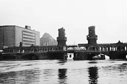 De vervallen brug in 1966