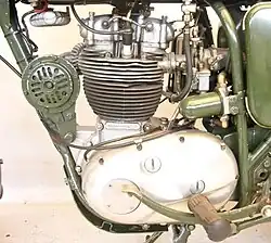 De BSA B40 had een unit construction-motor met geïntegreerde versnellingsbak De uitstulping onder de carburateur is het oliefilterhuis dat met de MK2-modellen werd geïntroduceerd.