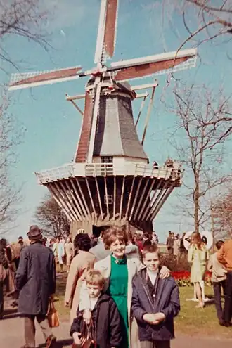 Duitse familie bezoekt de Keukenhof-molen in 1969.