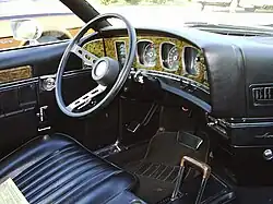 AMC Javelin SST (1971), interieur met het asymmetrisch dashboard