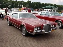 Continental Mark IV (1972), met het verhoogd radiatorrooster en geopende koplampafdekking