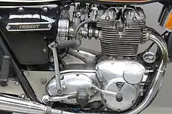 De Trident-motor met het distributiecarter en de vierversnellingsbak met kickstarter en schakelpedaal.