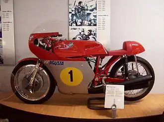 MV Agusta had in 1973 al nieuwe 430cc-viercilinders, maar greep liever terug op deze betrouwbare driecilinder