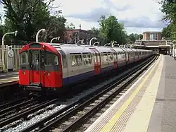 Een TS1973 metrostel (Piccadilly Line) eveneens op weg naar Uxbridge
