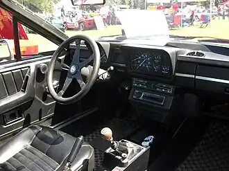 Alfetta GT interieur. Opmerkelijk is de scheiding van de meters.