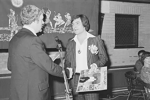 Cees den Daas overhandigt eerste elpee aan Jack Jersey (de Nijs)