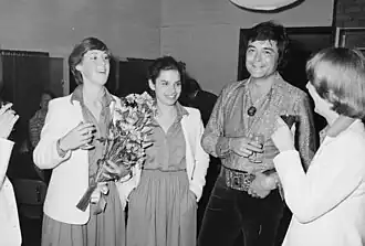 Jack Jersey met Haarlemse bloemenmeisjes, 1978