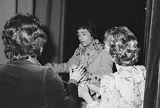 Jack Jersey vlak na zijn optreden en Mieke Telkamp, 1978