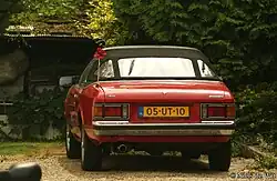 Achterzijde, met het stoffen dak zichtbaar