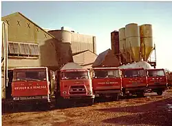 Het wagenpark begin jaren '80. Rechts de bulksilo's, midden de maalderij, links de oude Romney-loods.