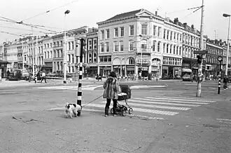 Mauritsweg, Rotterdam (links) in 1983 met de galerie in het derde pand vanaf de hoek.