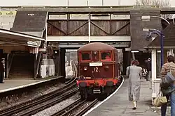Locomotief 12 van de Metropolitan Railway onder de loopbrug op 30 maart 1988.