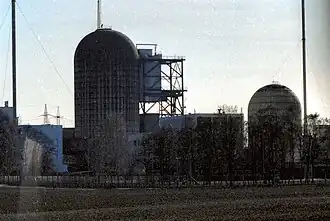 De koepel links is van kerncentrale Großwelzheim in 1989, rechts de gele koepel van kerncentrale Kahl.