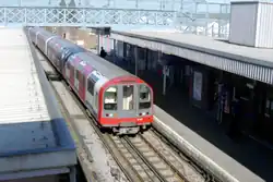 Materieel uit 1992 arriveert op station Debden