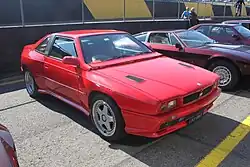 Vooraanzicht met de spoiler onderaan de voorruit