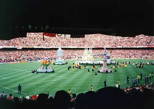 De openingsceremonie bevatte opblaasbare versies van herkenbare bezienswaardigheden in Barcelona.