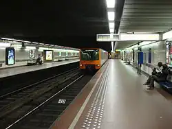 Een metrotrein komt aan in station Park