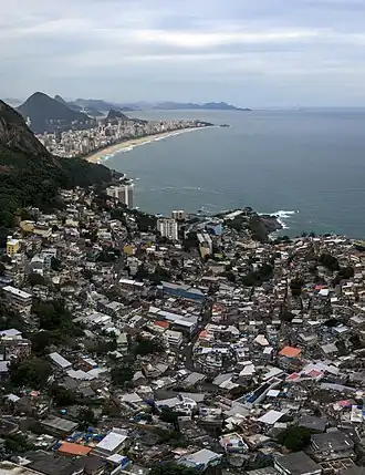 Luchtfoto met zicht op Vidigal en verderop de stranden van Leblon en Ipanema.