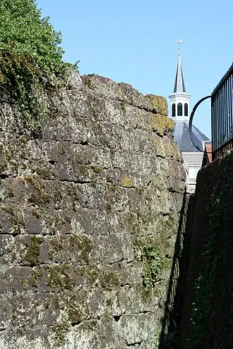 De gerestaureerde muur
