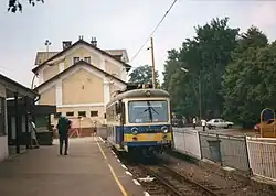 Smalspoortrein (TREŽ) in het station