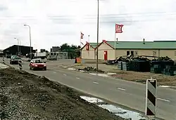 De tijdelijke supermarkt in 2002 stond ongeveer op de plek van het huidige flatgebouw aan de Koldijksterraklaan.