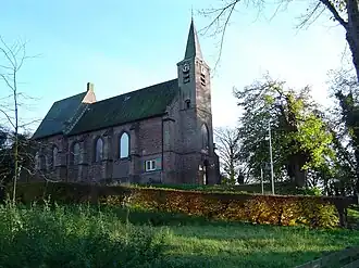 Kerk met kerkhof in 2014