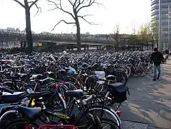 Tekort aan fietsenstallingen zelfs kort na bouw van fietsflat (2005)