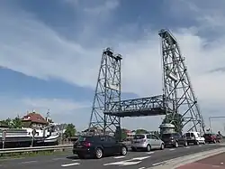 Hefbrug geheven tot 12 meter, gezien vanaf de Henegouwerweg