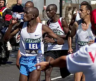 Rutto (midden) tijdens de marathon van Londen 2005
