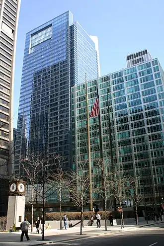 Links One South Dearborn met rechts het Inland Steel Building, uiterst links een deel van de Chase Tower