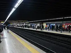 De verschoven perrons onder de verdeelhal van lijn A