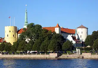 Zicht op het Slot van Riga vanaf de oevers van de Westelijke Dvina