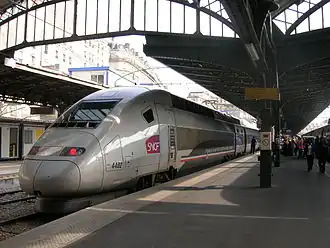 Recordtreinstel 4402 in commerciële dienst op station Paris-Est.