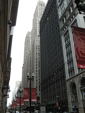 One North LaSalle meter daarvoor het donker gekleurde Roanoke Building