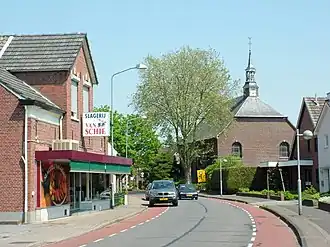 Links de Heelweg in Dinxperlo, rechts de Hellweg in Suderwick, met de r.k. kerk St. Michael