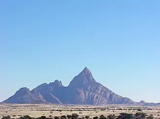 De granieten Spitzkoppe van Namibië, gevormd door riften en magmatisme in het vroege Krijt