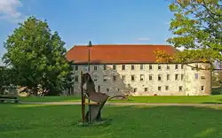 Burgschloss met beelden Eigener Schatten van Reinhard Scherer en Brandung van Klaus Hartmann