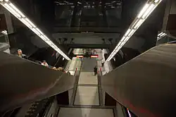 De roltrappen naar het eilandperron