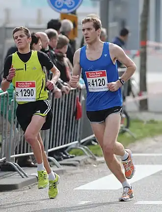 Marnix Engels (rechts) tijdens de marathon van Rotterdam 2009