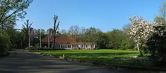 De voormalige boerderij midden in het park