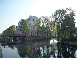 De Leidsebrug links, met de Stadsschouwburg midden