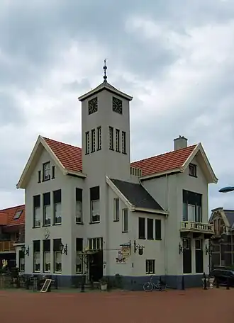 Het voormalige gemeentehuis van Uithuizermeeden (1908) in 2009