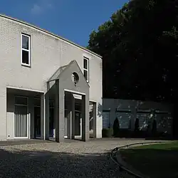 De ingang van de aula in 2009