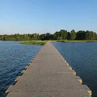 De Nijdam, de scheiding tussen de Hoornse Plas (rechts) en het Hoornse Meer (2009)
