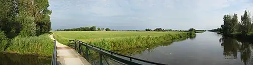 Het Aduarderdiep bij Steentil, gezien vanaf de tijdelijke fietsbrug (tijdens de restauratie van de Steentil) naar het zuiden in 2009. Op de achtergrond zijn de kruising met het Van Starkenborghkanaal en de stad Groningen te zien.